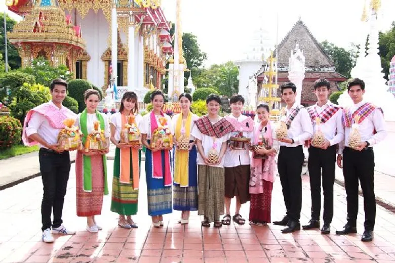 “อ๊อฟ” นำทีม 6 นักแสดงรุ่นใหม่ ช่อง 7 สี ร่วมกิจกรรม 7 สี รักษ์ประเพณีไทย “ตักบาตรน้ำผึ้ง” จ.นนทบุรี