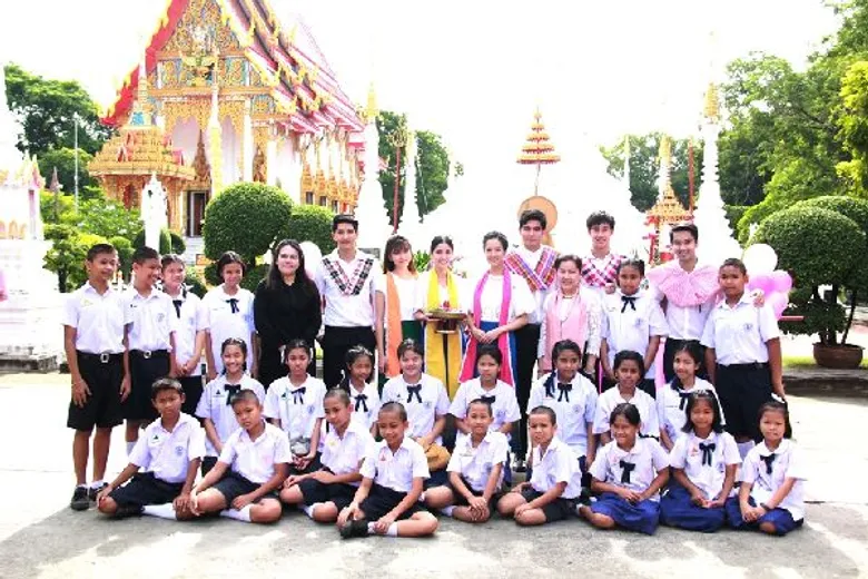 “อ๊อฟ” นำทีม 6 นักแสดงรุ่นใหม่ ช่อง 7 สี ร่วมกิจกรรม 7 สี รักษ์ประเพณีไทย “ตักบาตรน้ำผึ้ง” จ.นนทบุรี