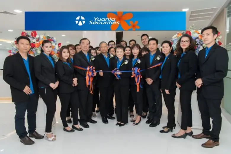 นางบุญพร บริบูรณ์ส่งศิลป์ ประธานเจ้าหน้าท...
