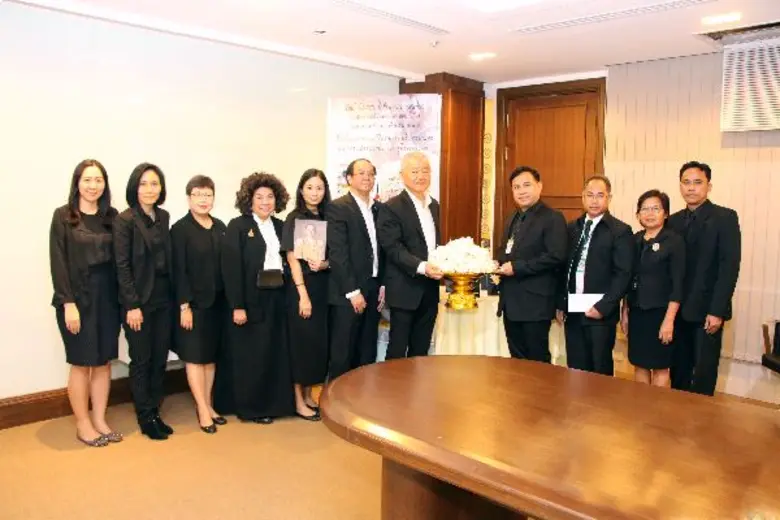 นายมงคลนิมิตร เอื้อเชิดกุล (ที่ 7 จากซ้าย...
