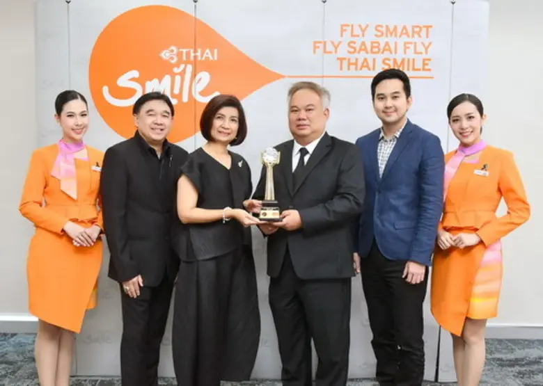 ทวิโรจน์ ทรงกำพล (ที่สามจากขวา) รักษาการประธานเจ้าห...