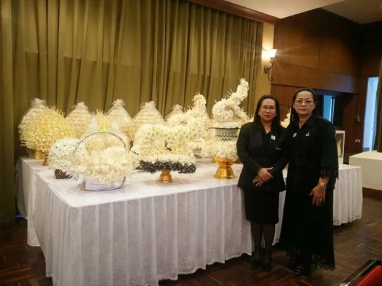 SPU : วิทยาลัยบัณฑิตศึกษาฯ ม.ศรีปทุม ร่วม ภาครัฐ เอกชน "ครูต้นแบบ รุ่นที่ 20" จิตอาสาร่วมประดิษฐ์'ดอกไม้จันทน์’ พร้อมส่งมอบให้กับสำนักพระราชวัง