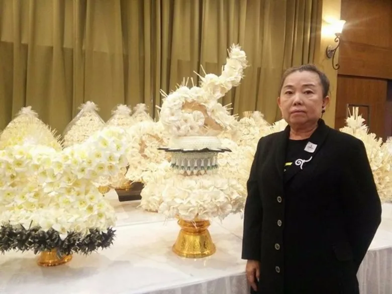 SPU : วิทยาลัยบัณฑิตศึกษาฯ ม.ศรีปทุม ร่วม ภาครัฐ เอกชน "ครูต้นแบบ รุ่นที่ 20" จิตอาสาร่วมประดิษฐ์'ดอกไม้จันทน์’ พร้อมส่งมอบให้กับสำนักพระราชวัง