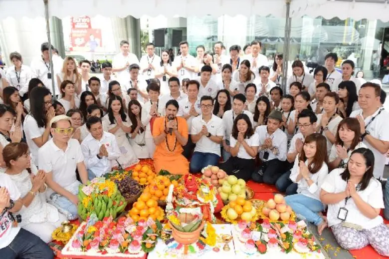 คณะผู้บริหารและพนักงาน บริษัท โมโน เทคโนโ...