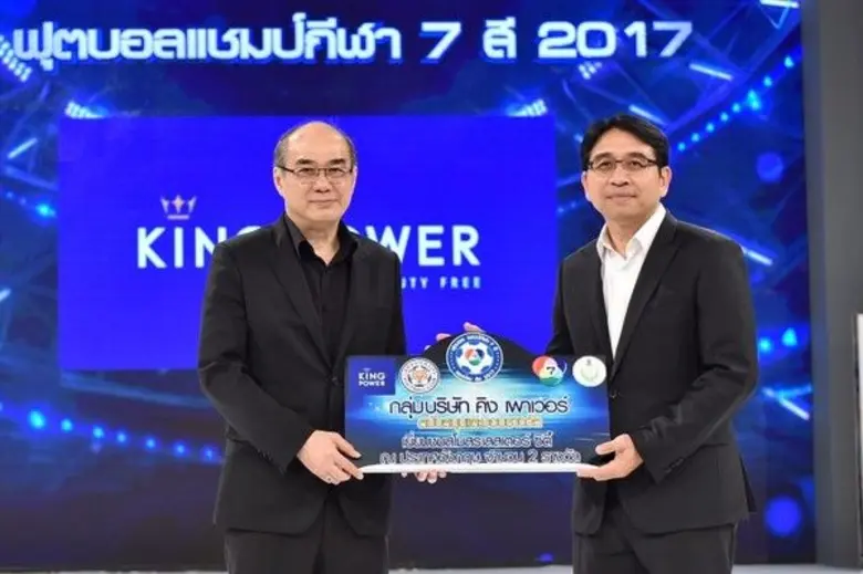 พรอนันต์ เกิดประเสิรฐ์ (ขวา) ประธานเจ้าหน...
