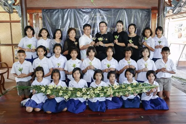 เอเซียติคฯ ชวนเยาวชนจิตอาสา รวมใจประดิษฐ์ “ดอกไม้จันทน์จากใบมะพร้าว ถวายพ่อหลวง ร.9”