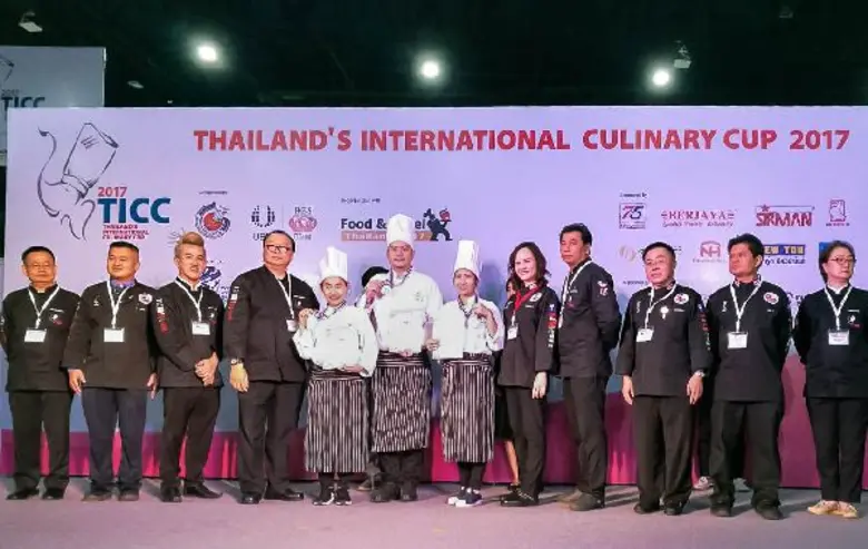 นายธิติ ศุภเมธีวรกุล, นางสาวพรศิริ จงวัฒนธรรม และนา...