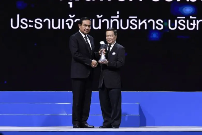 นายพิชิต วิวัฒน์รุจิราพงศ์ (ขวา) ประธานเจ...