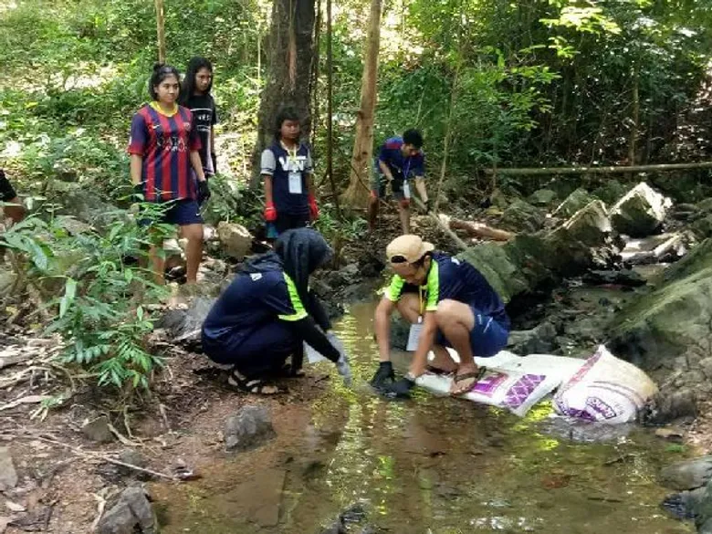 มรภ.สงขลา ผนึกเครือข่าย กยศ.อุดมศึกษาใต้ สร้างฝายรวมใจร่วมฟื้นฟูพื้นที่ประสบอุทกภัย สนองพระราชดำริในหลวง ร.9