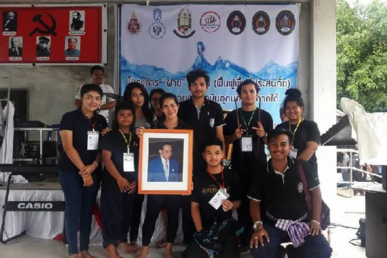 มรภ.สงขลา ผนึกเครือข่าย กยศ.อุดมศึกษาใต้ สร้างฝายรวมใจร่วมฟื้นฟูพื้นที่ประสบอุทกภัย สนองพระราชดำริในหลวง ร.9