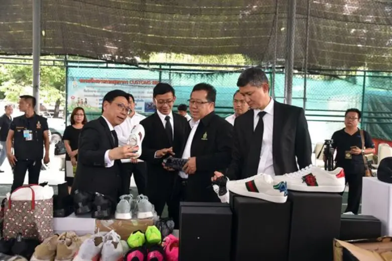 กรมศุลกากรจับกุมสินค้าแบรนด์เนม และบุหรี่ สุรา ไวน์ ลักลอบหนีศุลกากร มูลค่ากว่า 15 ล้านบาท
