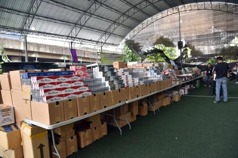 กรมศุลกากรจับกุมสินค้าแบรนด์เนม และบุหรี่ สุรา ไวน์ ลักลอบหนีศุลกากร มูลค่ากว่า 15 ล้านบาท