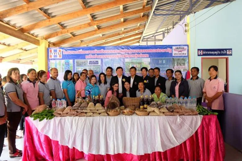 รมต. สุวิทย์ เมษินทรีย์ มุ่งขับเคลื่อนเศรษฐกิจภาคใต้ด้วยนวัตกรรม สู่ไทยแลนด์ 4.0 ลงพื้นที่สงขลาและตรวจเยี่ยมกองทุนหมู่บ้านและชุมชนเมือง