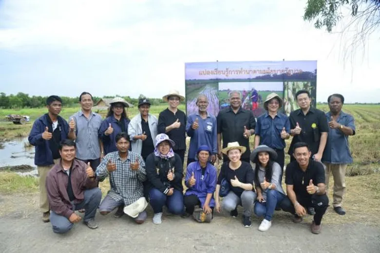 รัฐมนตรีช่วยฯ “ชุติมา” ติดตามผลการดำเนินงานการทำนาคุณภาพแบบประณีต และประหยัดต้นทุน นำร่องปลูกข้าวพันธุ์ กข43 พร้อมร่วมเกี่ยวข้าวด้วยเคียว และปล่อยรถเกี่ยวข้าวเพื่อดำเนินการเก็บเกี่ยวข้าว