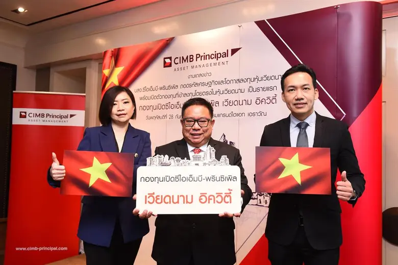 นายวิน พรหมแพทย์ (ขวา) ประธานเจ้าหน้าที่ก...