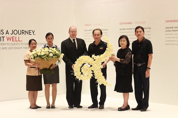 บรูโน รอทส์เชลด์ (คนที่ 3 จากซ้าย) ผู้จัด...