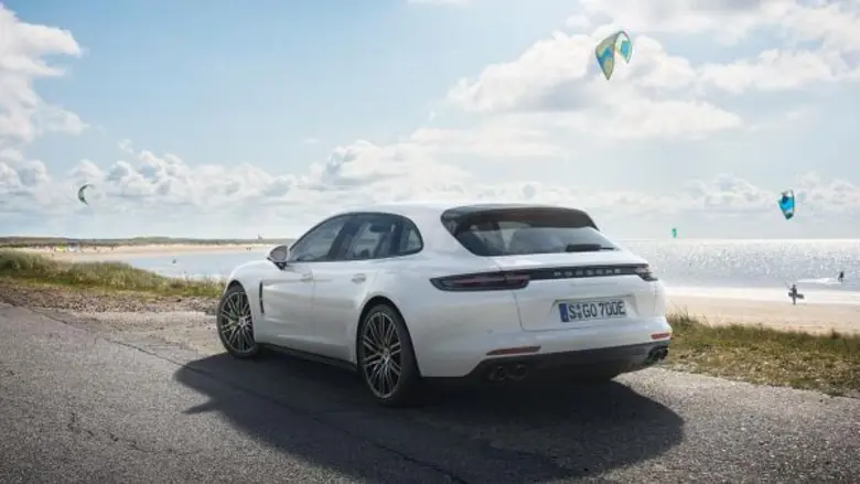 ปอร์เช่ เปิดตัวพานาเมร่า รุ่นล่าสุด (the new Panamera) พละกำลังมหาศาลกว่า 680 แรงม้า พร้อมเดินทางด้วยพลังงานไฟฟ้าอย่างเดียวเป็นระยะทางถึง 49 กิโลเมตร