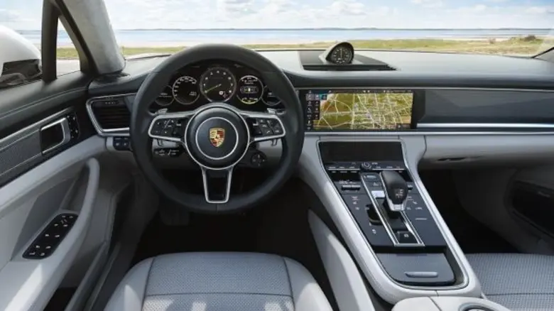 ปอร์เช่ เปิดตัวพานาเมร่า รุ่นล่าสุด (the new Panamera) พละกำลังมหาศาลกว่า 680 แรงม้า พร้อมเดินทางด้วยพลังงานไฟฟ้าอย่างเดียวเป็นระยะทางถึง 49 กิโลเมตร