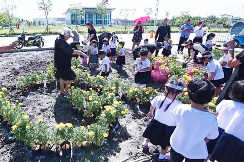 เพื่อน้อมอาลัยและรำลึกในพระมหากรุณาธิคุณ ...