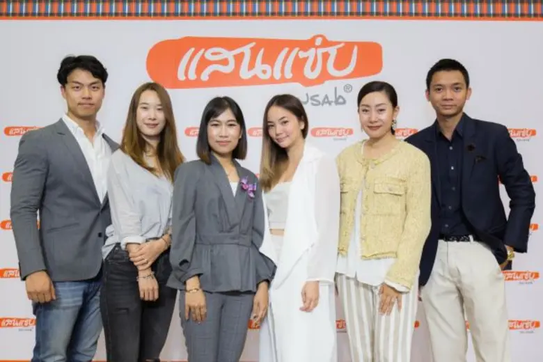 โฉมใหม่. วัชราภรณ์ ลิมป์วชิรคม (กลางซ้าย)...