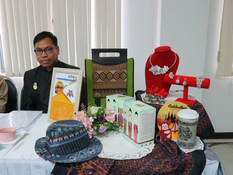 กองส่งเสริมศิลปวัฒนธรรม ม.นเรศวร จับมือ สำนักงานท่องเที่ยวและกีฬาจังหวัดสุโขทัย ยกระดับสินค้าพื้นเมืองจังหวัดสุโขทัยสู่นวัตกรรมสินค้าที่ระลึกเพื่อการท่องเที่ยว