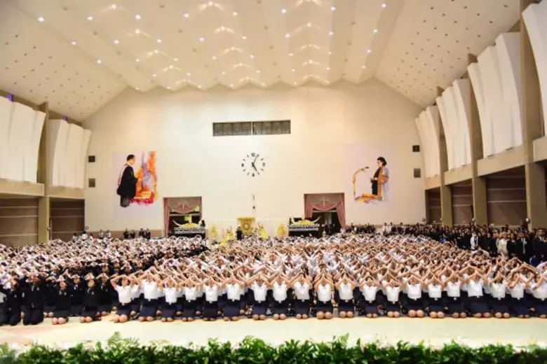 ประดิษฐ์ดอกไม้จันทน์ 30,000 ดอก ทำด้วยใจถวายพ่อ วันราชมงคล วันพระราชทานนาม