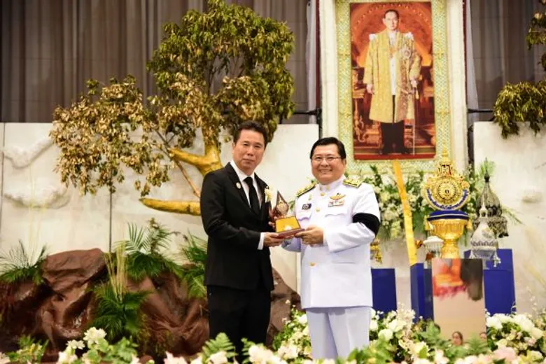 ประดิษฐ์ดอกไม้จันทน์ 30,000 ดอก ทำด้วยใจถวายพ่อ วันราชมงคล วันพระราชทานนาม