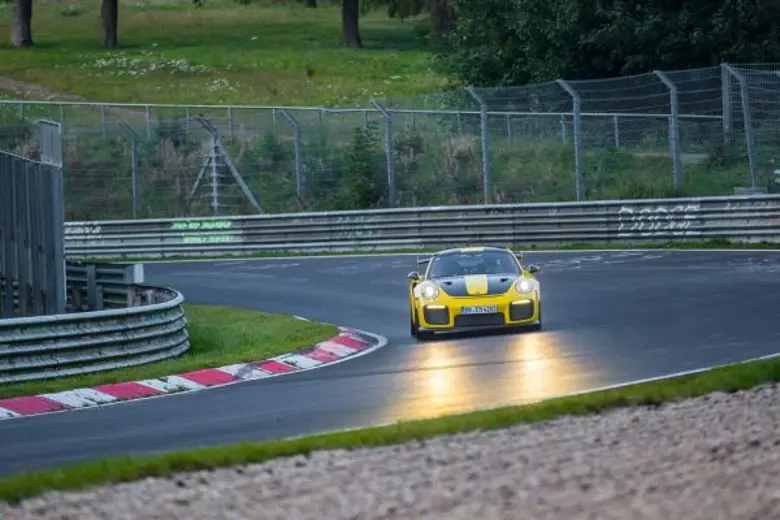จีที2 อาร์เอส (GT2 RS) คือ ปอร์เช่ 911 (Porsche 911) ที่เร็วที่สุด ด้วยเวลาต่อรอบ 6 นาที 47.3 วินาที