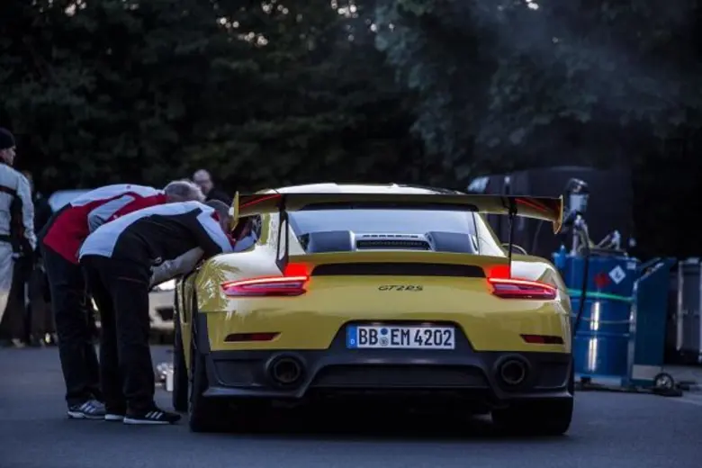 จีที2 อาร์เอส (GT2 RS) คือ ปอร์เช่ 911 (Porsche 911) ที่เร็วที่สุด ด้วยเวลาต่อรอบ 6 นาที 47.3 วินาที