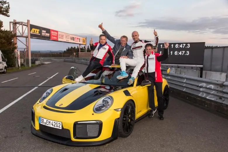 จีที2 อาร์เอส (GT2 RS) คือ ปอร์เช่ 911 (Porsche 911) ที่เร็วที่สุด ด้วยเวลาต่อรอบ 6 นาที 47.3 วินาที