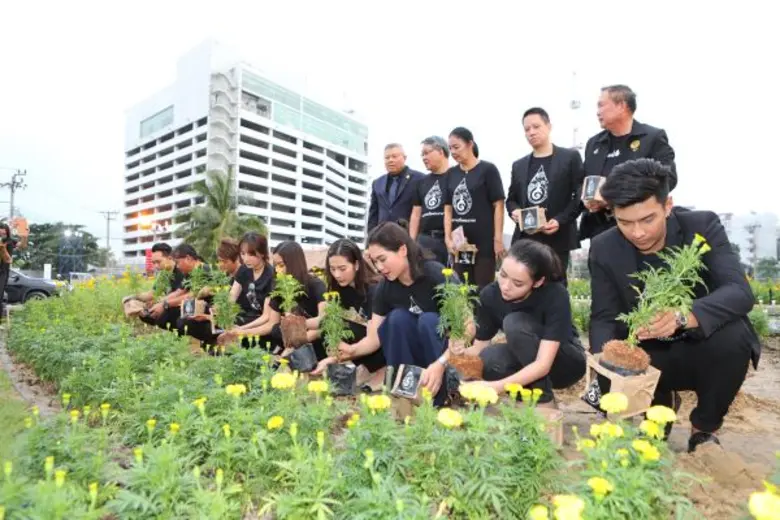 ธ สถิตในดวงใจไทยทั้งปวงน้อมสำนึกในพระมหาก...