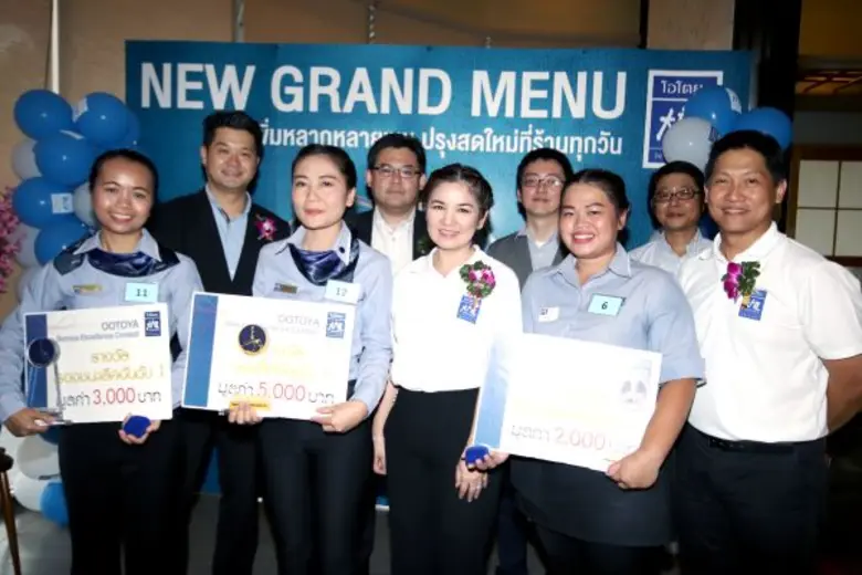 นางอำไพพรรณ จิราธิวัฒน์ (ที่ 5 จากซ้าย) ป...
