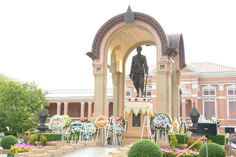 พิธีถวายราชสักการะพระบรมราชานุสาวรีย์ พระบาทสมเด็จพระจอมเกล้าเจ้าอยู่หัว