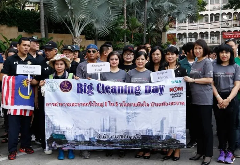 โรงแรมแชงกรี-ลา กรุงเทพฯ ร่วมกับสำนักงานเขตบางรักและชุมชนบางรัก ทำความสะอาดถนนในกิจกรรมร่วมใจรักษ์โลก