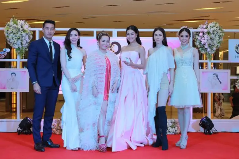 นางสาวปุญญภัส เรือนสกุลภา (ที่ 3 จากขวา) ...