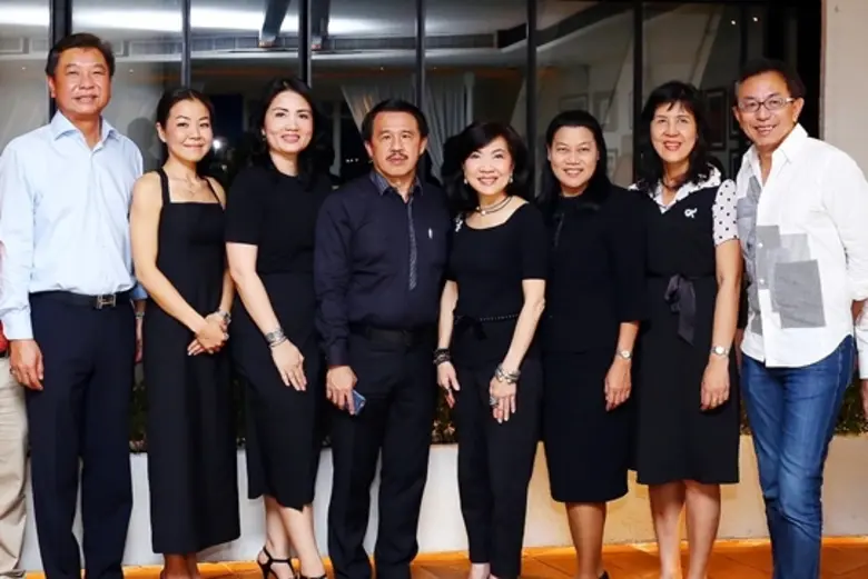 สุรัตน์ เมฆะวรากุล (ที่ 4 จากซ้าย) ประธาน...