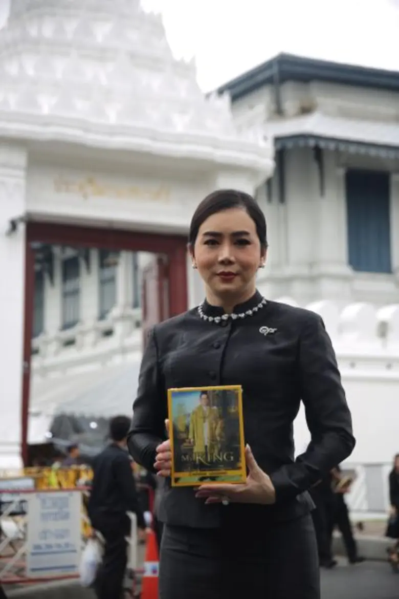 กราบพระบรมศพวันสุดท้าย "เจเคเอ็น" โดย "แอ...