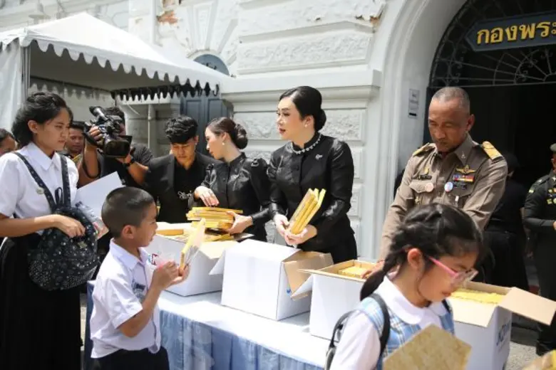 กราบพระบรมศพวันสุดท้าย “เจเคเอ็น” แจกMy King 2 หมื่นชุด สารคดีในหลวงร.๙ น้อมสำนึกในพระมหากรุณาธิคุณ