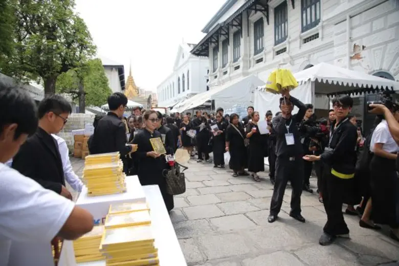 กราบพระบรมศพวันสุดท้าย “เจเคเอ็น” แจกMy King 2 หมื่นชุด สารคดีในหลวงร.๙ น้อมสำนึกในพระมหากรุณาธิคุณ