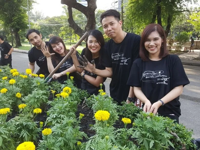 ชมรมประชาสัมพันธ์ประกันภัย ปลูกดาวเรืองน้อมเกล้าฯ ถวายในหลวงรัชกาลที่ ๙