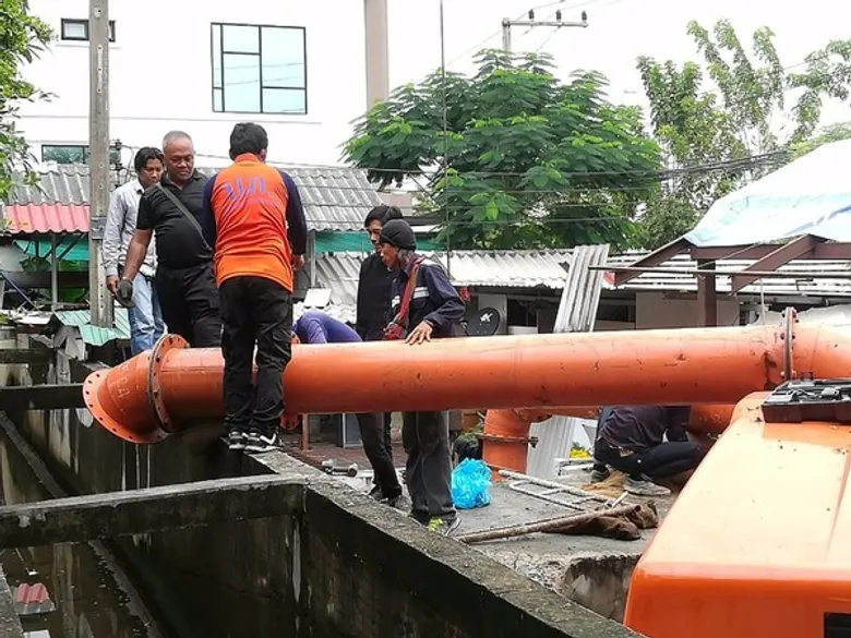 สำนักงานป้องกันและบรรเทาสาธารณภัยจังหวัดปทุมธานี ร่วมกับศูนย์ป้องกันและบรรเทาสาธารณภัย เขต ๑ ปทุมธานี เร่งบรรเทาความเดือดร้อนให้กับประชาชนจากภาวะฝนตกหนัก
