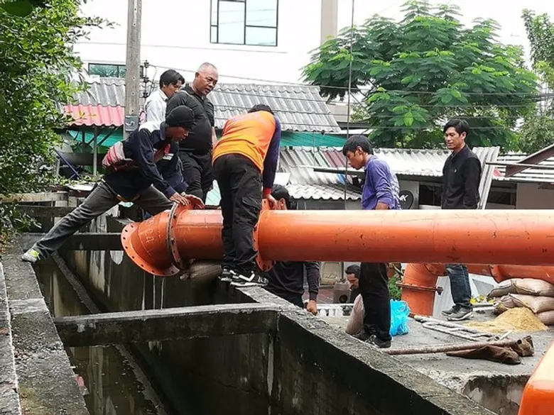 สำนักงานป้องกันและบรรเทาสาธารณภัยจังหวัดปทุมธานี ร่วมกับศูนย์ป้องกันและบรรเทาสาธารณภัย เขต ๑ ปทุมธานี เร่งบรรเทาความเดือดร้อนให้กับประชาชนจากภาวะฝนตกหนัก