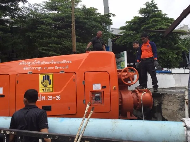 สำนักงานป้องกันและบรรเทาสาธารณภัยจังหวัดปทุมธานี ร่วมกับศูนย์ป้องกันและบรรเทาสาธารณภัย เขต ๑ ปทุมธานี เร่งบรรเทาความเดือดร้อนให้กับประชาชนจากภาวะฝนตกหนัก