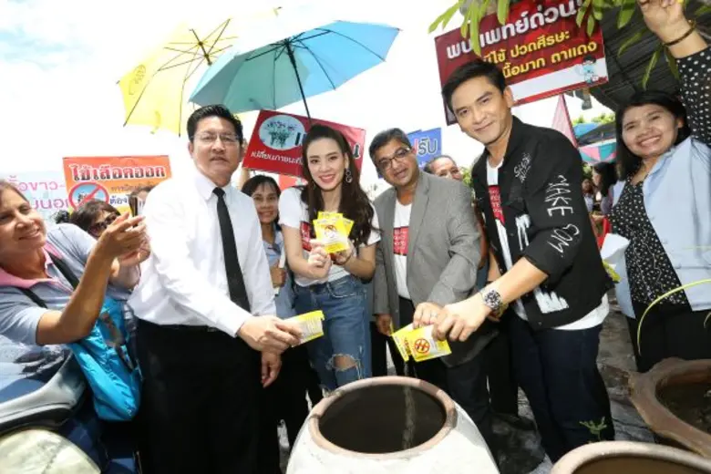 จอห์นสัน แอนด์ จอห์นสัน ประเทศไทย สานต่อโครงการ “ครอบครัวปลอดภัย รู้ทัน ป้องกันโรคไข้เลือดออก” ดึงครอบครัวสกิดใจ นำขบวนกลุ่ม อสม. ลงพื้นที่แจกทรายอะเบทให้แก่ชุมชนในพื้นที่จังหวัดสงขลา