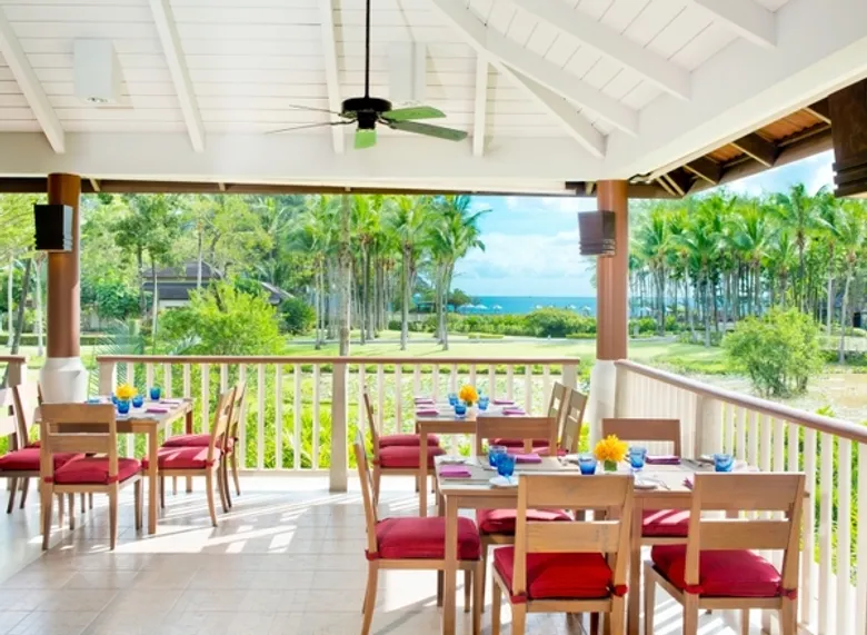 โรงแรมดุสิตธานี กระบี่ บีช รีสอร์ท รับรางวัลกินรีดีเด่นปี 2560