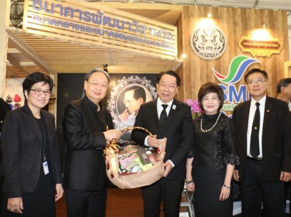 นายมงคล ลีลาธรรม กรรมการผู้จัดการ ธนาคารพ...