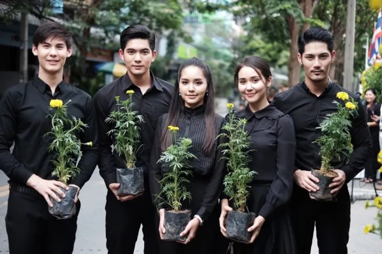 7 สี รวมใจรำลึกถึงในหลวงรัชกาลที่ 9 ตกแต่งดอกดาวเรืองบานสะพรั่งทั่วทั้งสถานีฯ