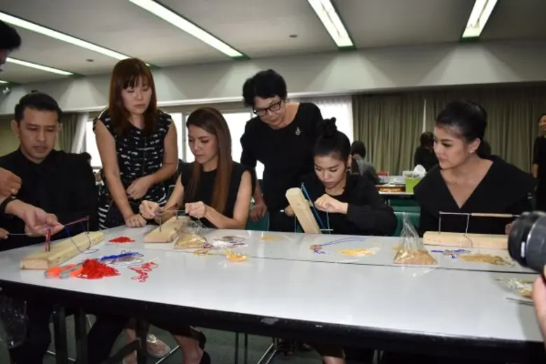 “จ๊ะ อาร์สยาม” นำทีม “ธัญญ่า-ลาดา” ศิลปินจิตอาสา ร้อยข้าวเพื่อพ่อหลวง ประดิษฐ์ “มาลาเมล็ดข้าว”