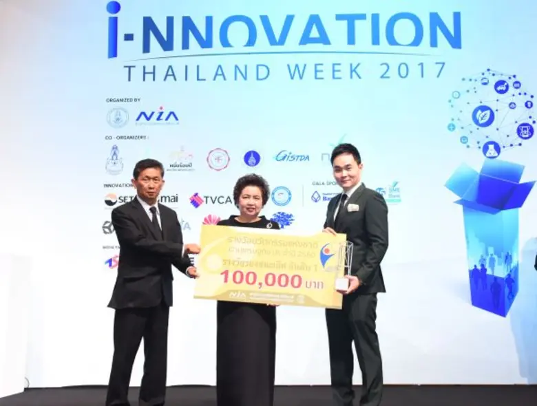 ดร.ฤทธี กิจพิพิธ (ขวา) กรรมการผู้จัดการให...