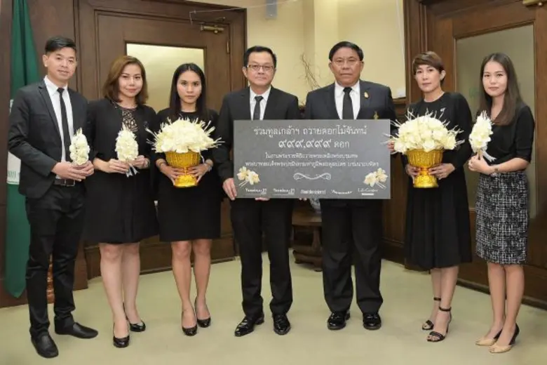 พล.ต.อ. อัศวิน ขวัญเมือง (ที่ 3 จากขวา) ผ...